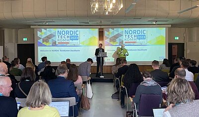 Vortrag eines Redners mit Publikum auf der NordicTechKomm